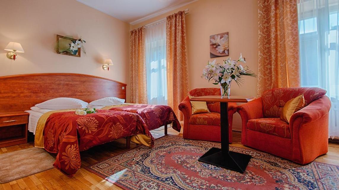 Hotel Restauracja Caspar Jelenia Gora Bagian luar foto